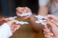 Hands-holding-puzzle-piecesDepositphotos_230729552_l-2015 Hands+holding+puzzle+pieces